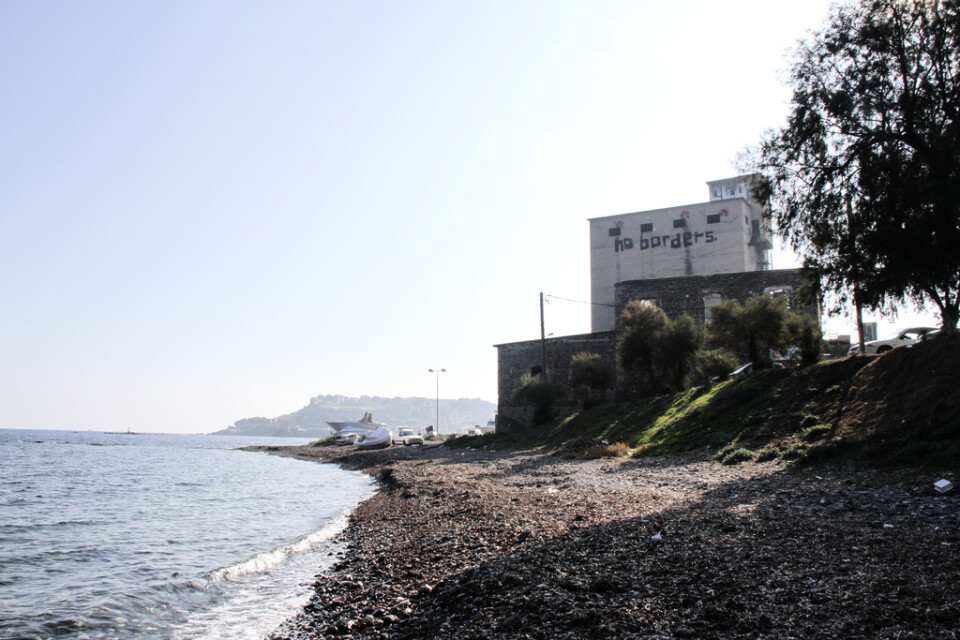 Känd graffitti mot havet som gränsar mot Turkiet, i flyktinglägret Moria.