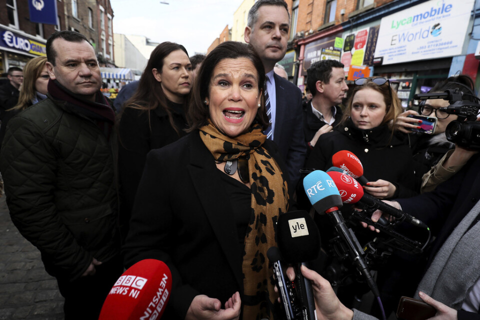 Sinn Féins partiledare Mary Lou McDonald kampanjar i Dublin inför lördagens parlamentsval i Irland.