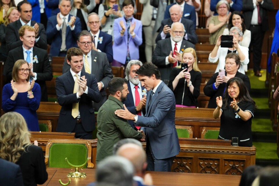 Ukrainas president Volodymyr Zelenskyj, till vänster, tas emot av Kanadas premiärminister Justin Trudeau i parlamentet i Ottawa.