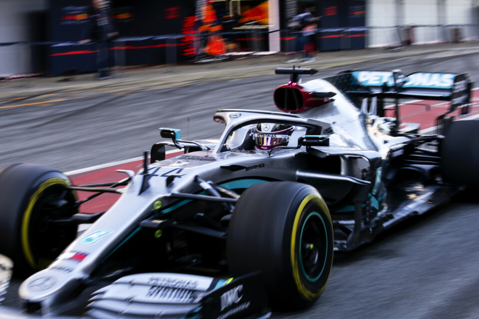 Lewis Hamilton under ett test i sin Mercedes tidigare i år. Frågan är om det blir någon F1-säsong i år? Förre F1-chefen Bernie Ecclestone vill att säsongen ställs in. Arkivbild.