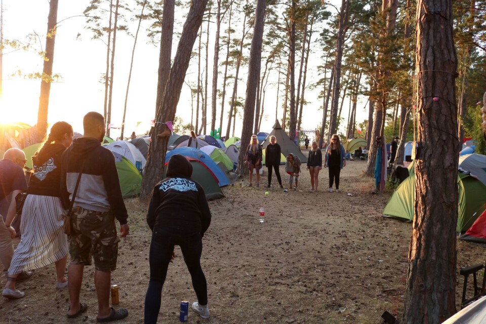 Inne på campingområdet spelade campinggästerna en version av kubb.