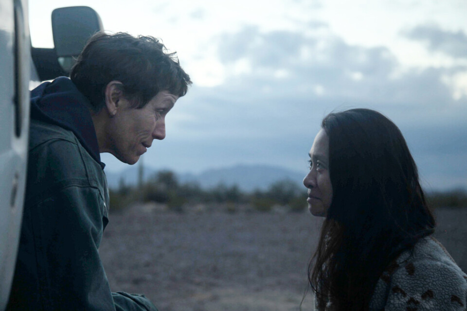 Frances McDormand (till vänster) och regissören Chloé Zhao under arbetet med "Nomadland". Båda är har chans att få Oscarsstatyetter. Pressbild.