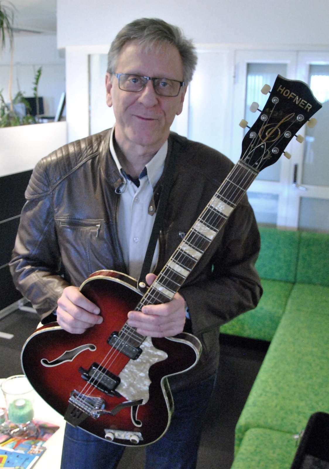 Nisse Runeson har låtit renovera sin Höfner som han köpte för 890 kronor 1964, och på lördag ska han spela på den när hans gamla band The Deecoys återförenas. Foto: Robert Rolf
