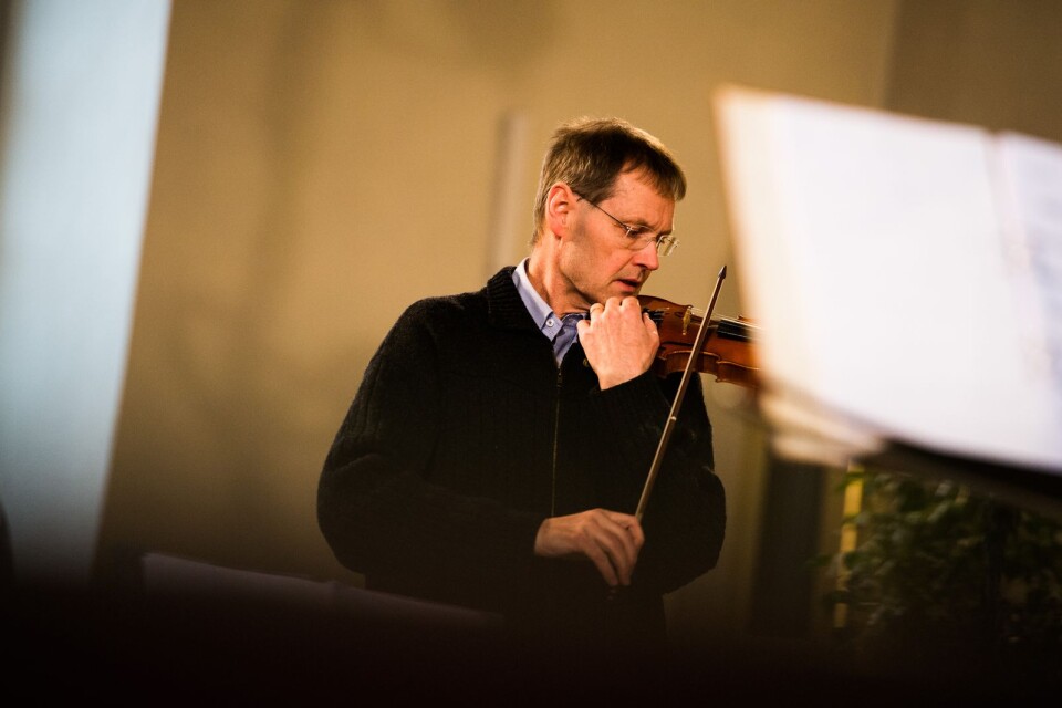 Lars-Erik Sundell stämmer fiolen innan konserten.