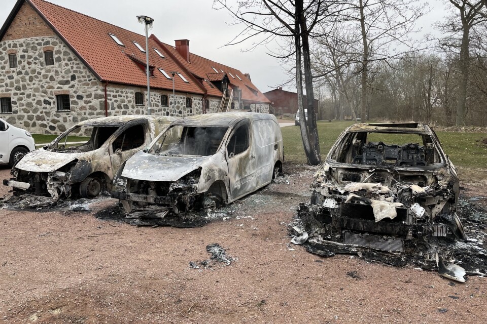 Tre bilar brann på Näsby gård natten till onsdag.
