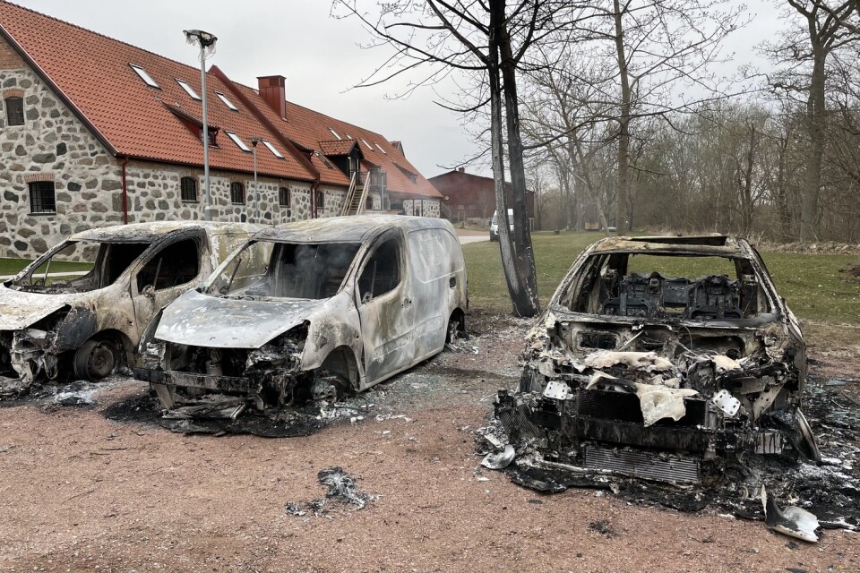 At 1 am on Thursday, the emergency services received an alarm about cars on fire at Näsby Gård.