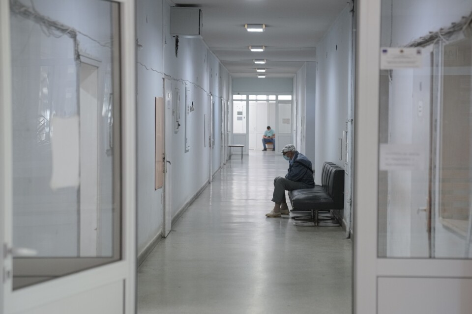 Män i en sjukhuskorridor i Veliko Tarnovo i Bulgarien. Antalet döda i covid-19 i landet stiger nu kraftigt. Arkivfoto.