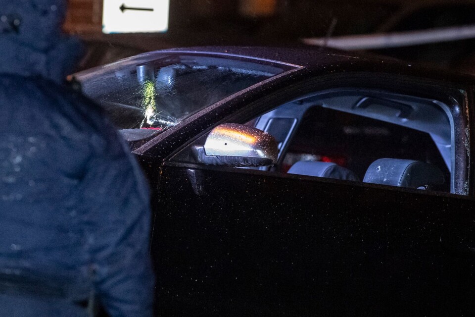 Polisen bärgar en bil med krossad sidoruta och vad som ser ut att vara skotthål i framruta, sidobackspegel och nackstöd från Tranchellsgatan i Landskrona. Bilen har blivit beskjuten med flera skott under färd i centrala Landskrona på lördagskvällen.