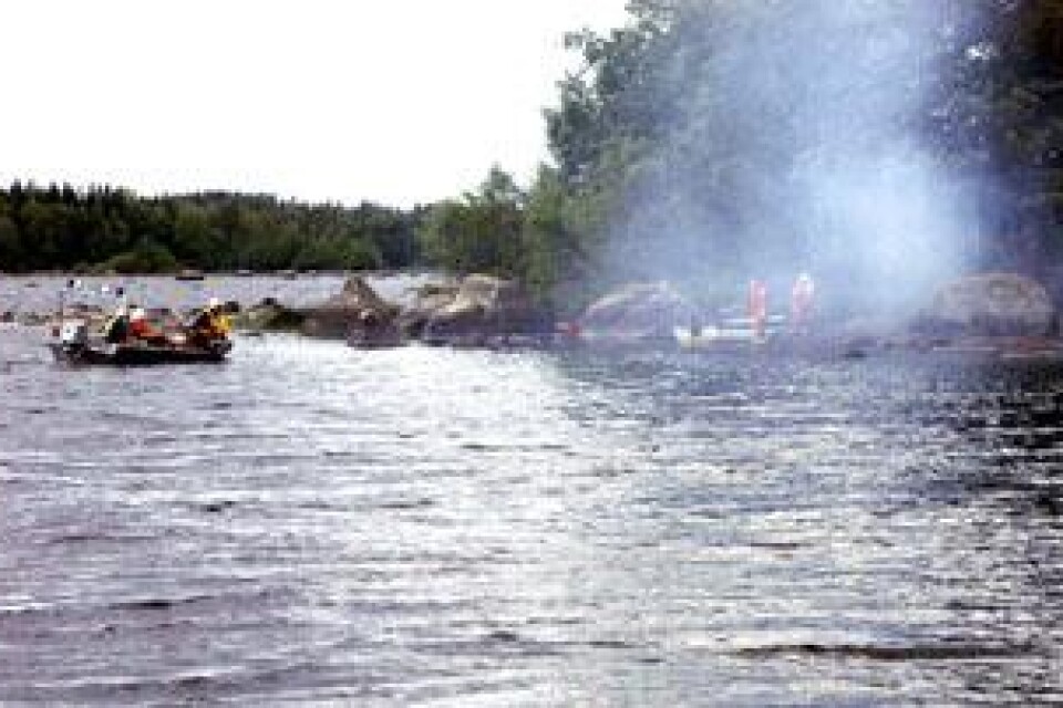En mindre brand blossade upp på en av öarna i Viren öster om Linneryd på midsommarafton. Brandkåren fick använda båt för att ta sig till platsen. Foto: Lasse Svensson