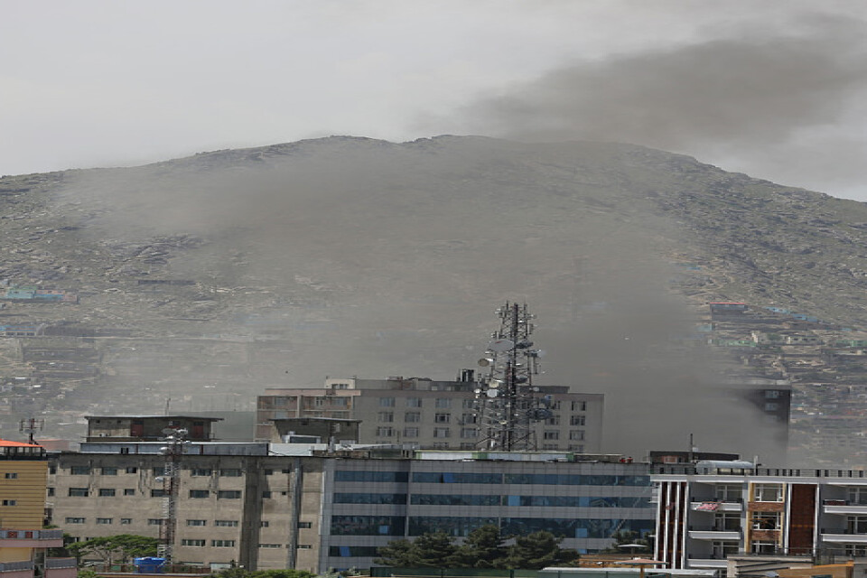 Ett stort moln av rök steg upp mot skyn i samband med explosionen i Afghanistan huvudstad Kabul på onsdagen.