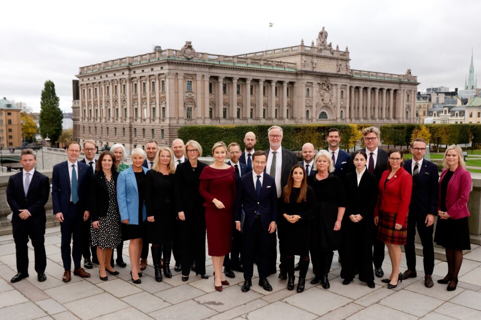 Sveriges nya regering som består av politiker från Moderaterna, Kristdemokraterna och Liberalerna. Här står det på Lejonbacken vid slottet i centrala Stockholm med riksdagshuset i bakgrunden.