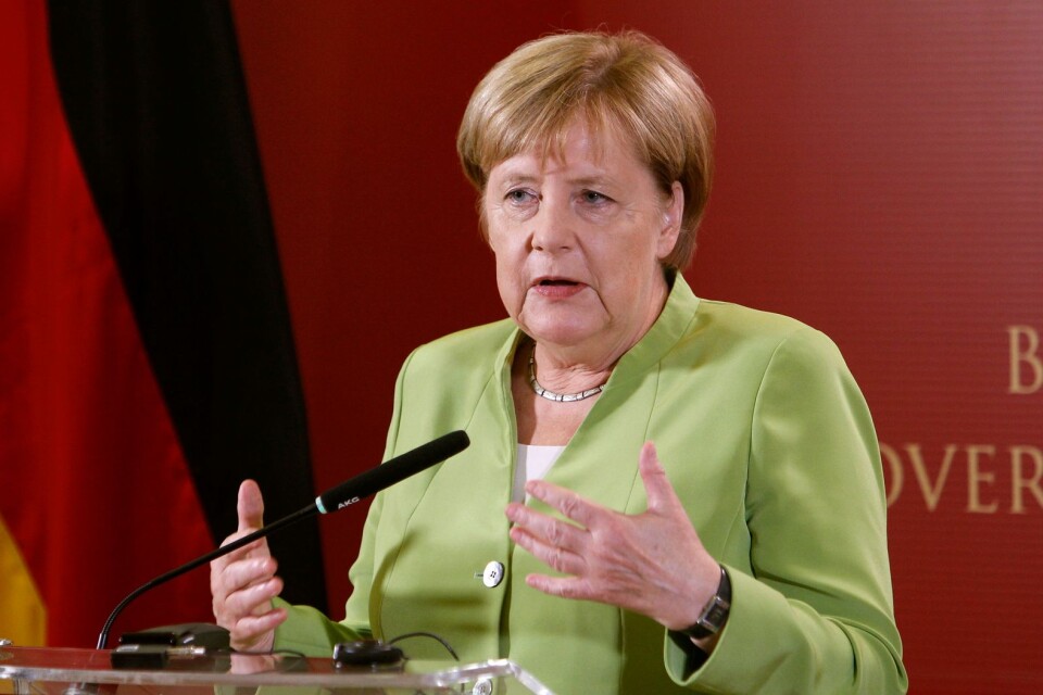 Angela Merkels har initierat samarbete över blockgränsen för att bilda regering i Tyskland. Samma sak borde ske i Sverige, menar Hodder Stjernswärd.