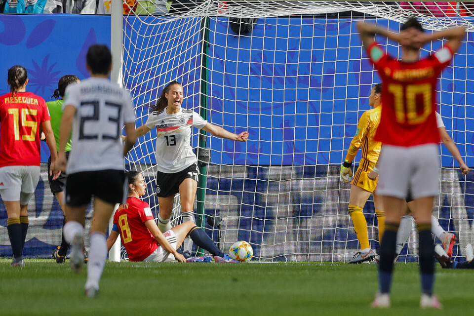 Tysklands Sara Däbritz jublar efter 1–0-målet mot Spanien.