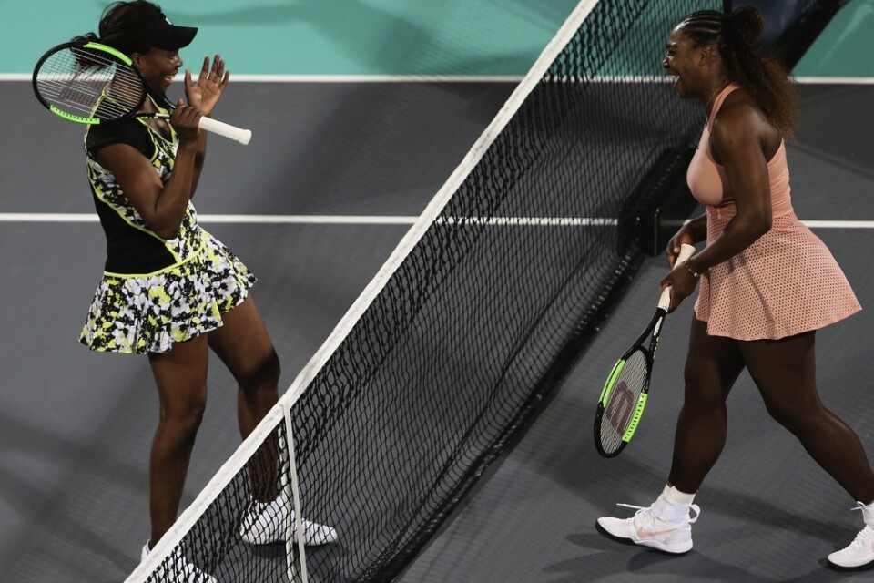 Tennisstjärnorna, och systrarna, Venus och Serena Williams efter en match i Abu Dhabi 2018. Will Smith ska spela deras pappa Richard i filmen "King Richard".