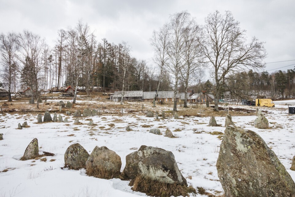 Vikingabyn ligger vid Vätteryds gravfält. Gravfältet är ett av Skandinaviens största.