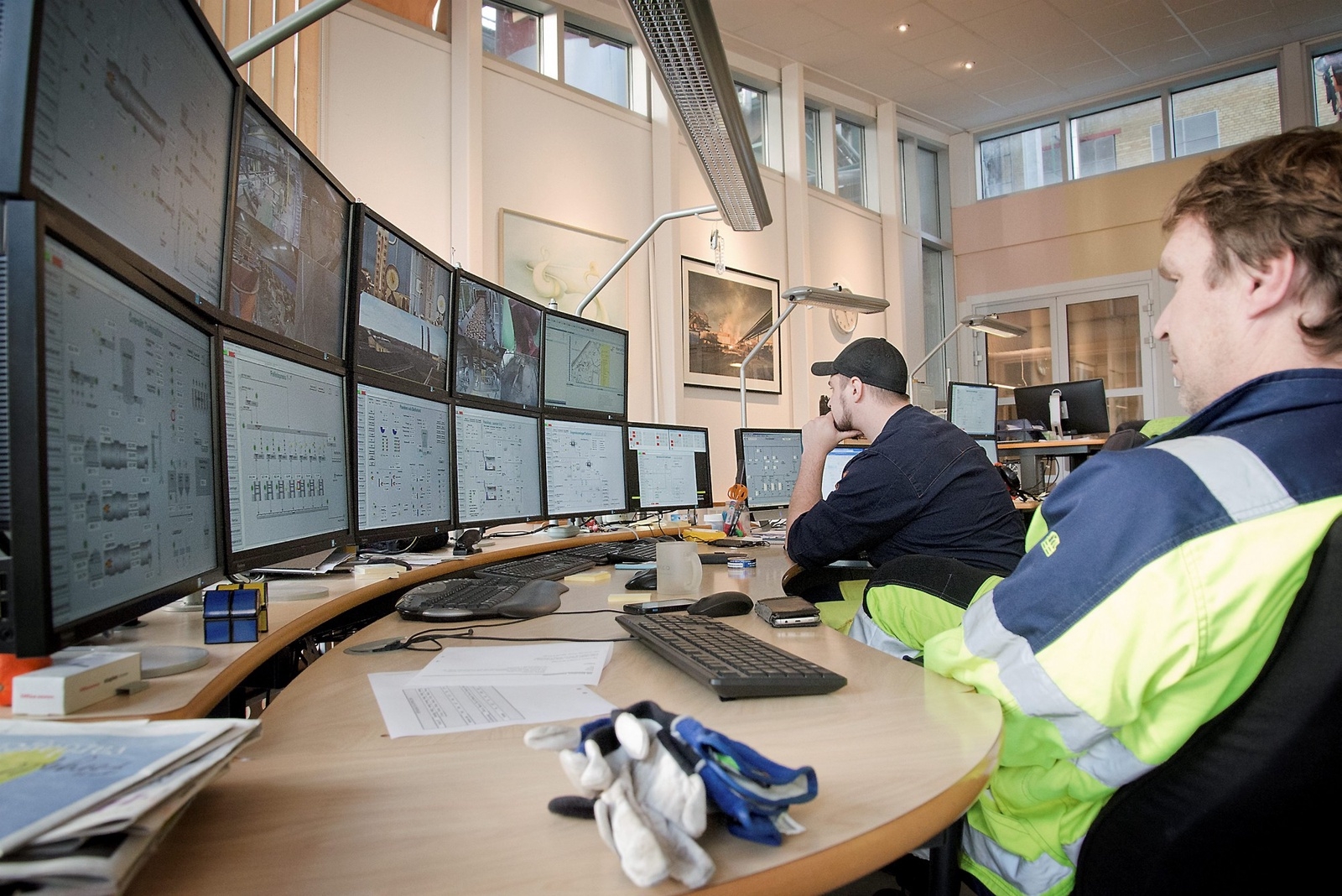 Från kontrollrummet övervakas produktionen via ett stort antal monitorer.