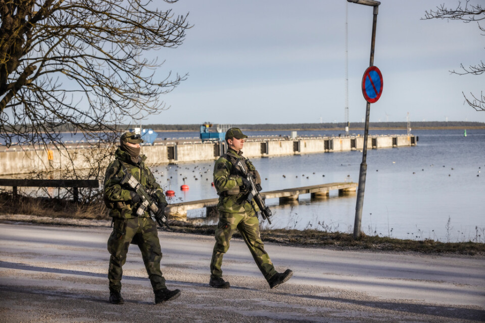 Patrullerande soldater i Slite tidigare i januari i år när Försvarsmakten stärkte sina förmågor på Gotland på land, till sjöss och i luften. Arkivbild.