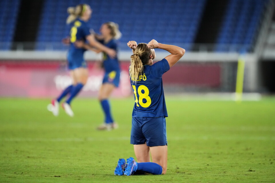 Fridolina Rolfö och resten av det svenska landslaget hoppas på senarelagd avsparkstid i OS-finalen.