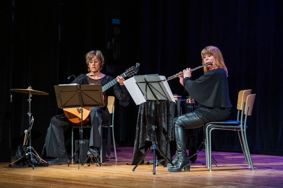 Anna Boman Hald och Sabina Agnas i Duo Cantilena skapade stämning med sin musik.