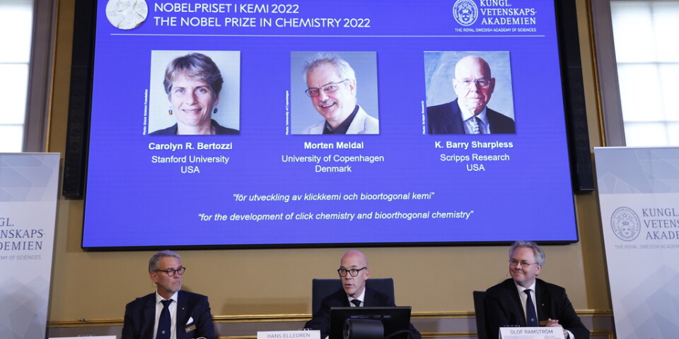 Hans Ellegren (mitten), Vetenskapsakademiens ständige sekreterare, tillkännager vinnarna av 2022 års Nobelpris i kemi under en presskonferens på Kungliga Vetenskapsakademien i Stockholm. Pristagarna är Carolyn R. Bertozzi, Morten Meldal och K. Barry Sharpless.