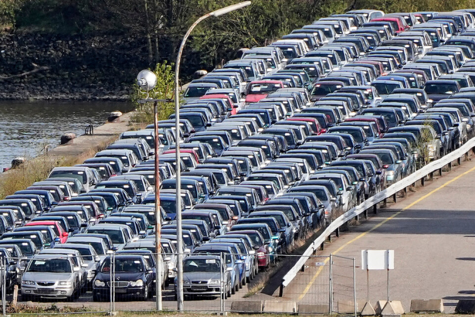 Bilar i väntan på transport vid en containerterminal i Hamburg. Arkivfoto.