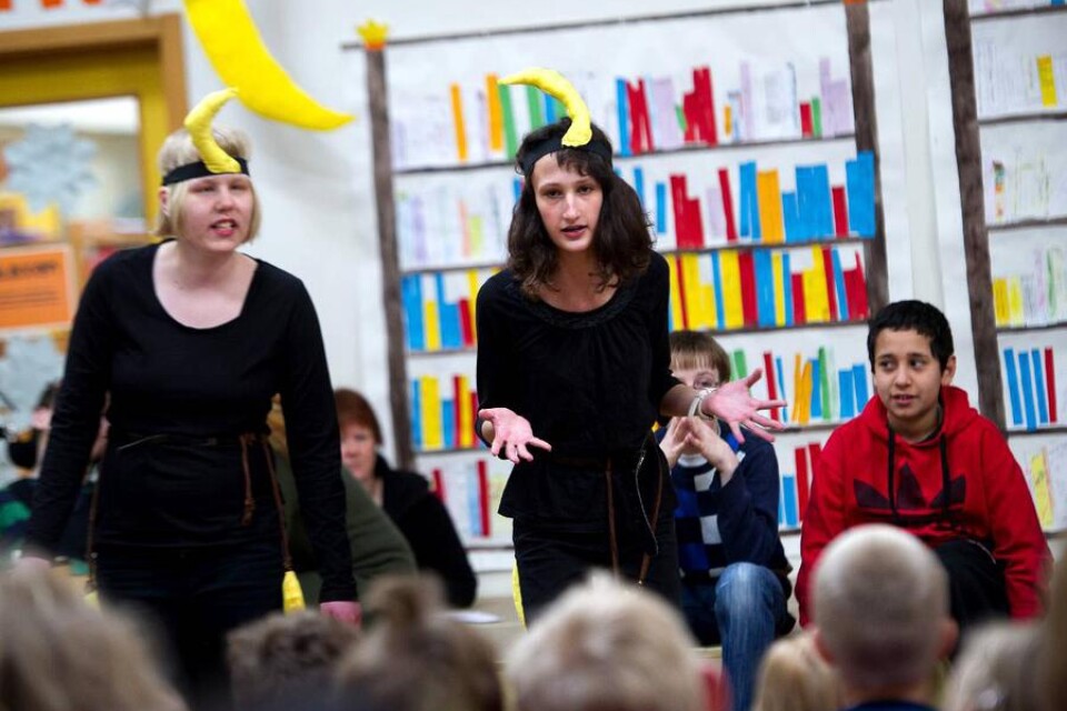Bananerna inleder. Alma Salenfjord, 15 år, och Nadin Karlsson, 15 år, inledde vårshowen med låten Var ligger landet där man böjer bananerna.