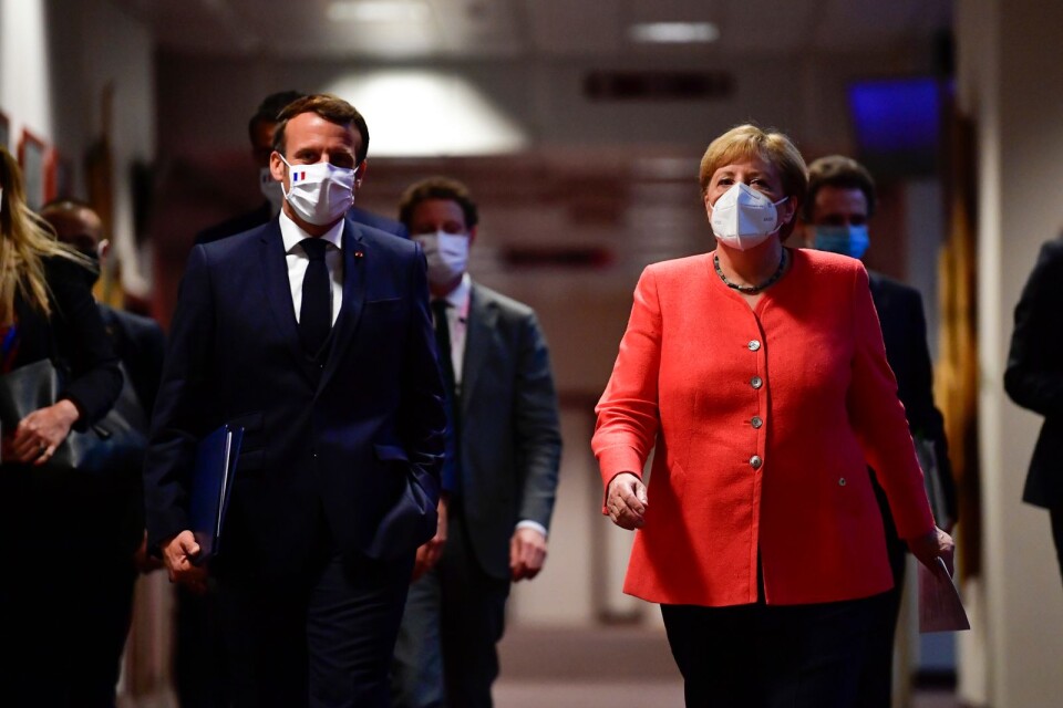 Två folkvalda: Emmanuel Macron och Angela Merkel.