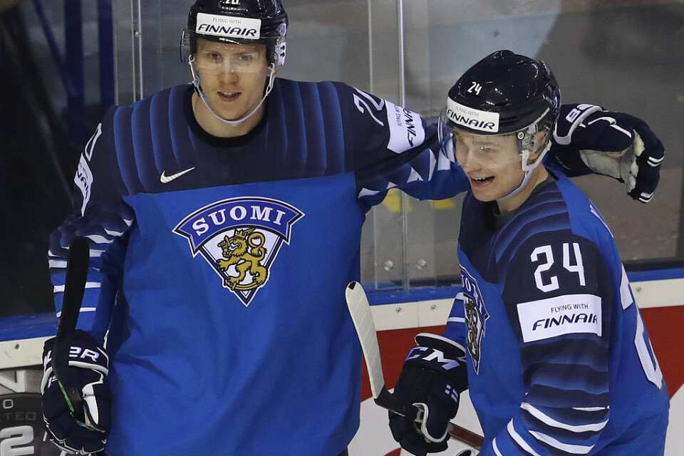 Finlands Niko Mikkola, vänster, och Kaapo Kakko har överraskat under ishockey-VM i Slovakien.