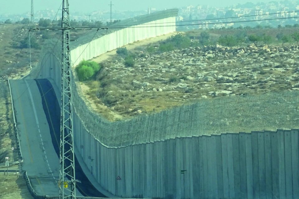 Efter många års besök i Israel och Palestina utkommer nu "I skuggan av muren", en essä- och reportagebok av Stefano Foconi och Tomas Andersson. Här en bild ur boken, av muren mellan Israel och Västbanken, sydväst om Hebron.