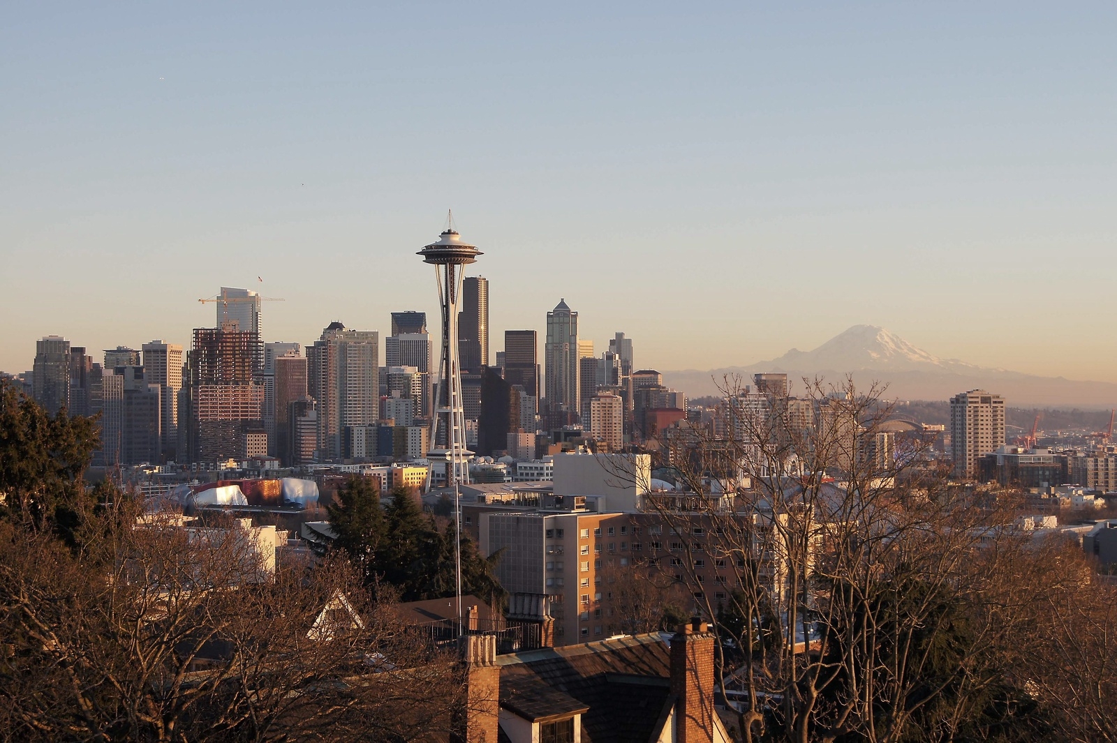 Seattle ligger i nordvästra USA, nära gränsen till Kanada. 2015 bodde det 668 342 invånare i staden. ”The Space Needle” är ett av västkustens mest berömda landmärken. 
Privat bild