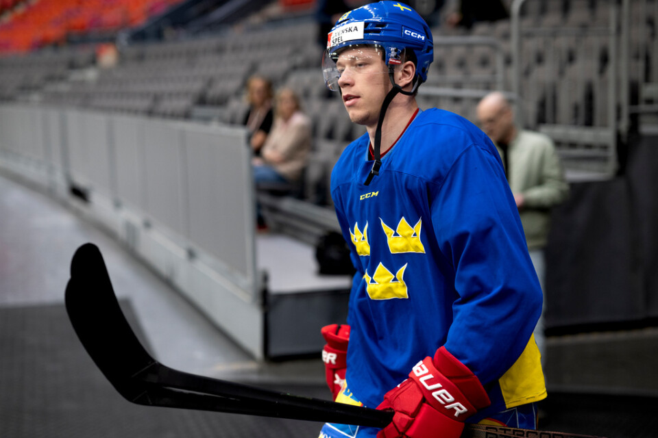 Lucas Raymond på väg mot isen i Scandinavium vid en av Tre Kronors träningar inför Czech Hockey Games – och VM.