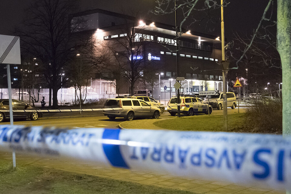 Polisstationen i stadsdelen Rosengård i Malmö utsattes för en sprängning i januari förra året. Nu förstärks bevakningen av flera polisstationer i staden efter de senaste dagarnas sprängningar.