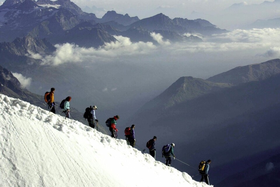 Klättrare på väg nerför bergstoppen Aiguille du Tour på den schweiziska sidan av Mont Blanc. Arkivbild.