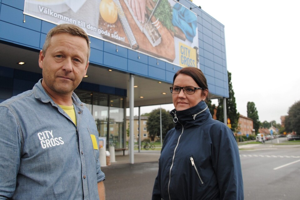 Citygross butikschef Mats Karlsson och drabbade Eva Johansson var förhoppningsfulla om att polisen skulle kunna lösa brottet – men så blev det inte. Foto: Arkiv