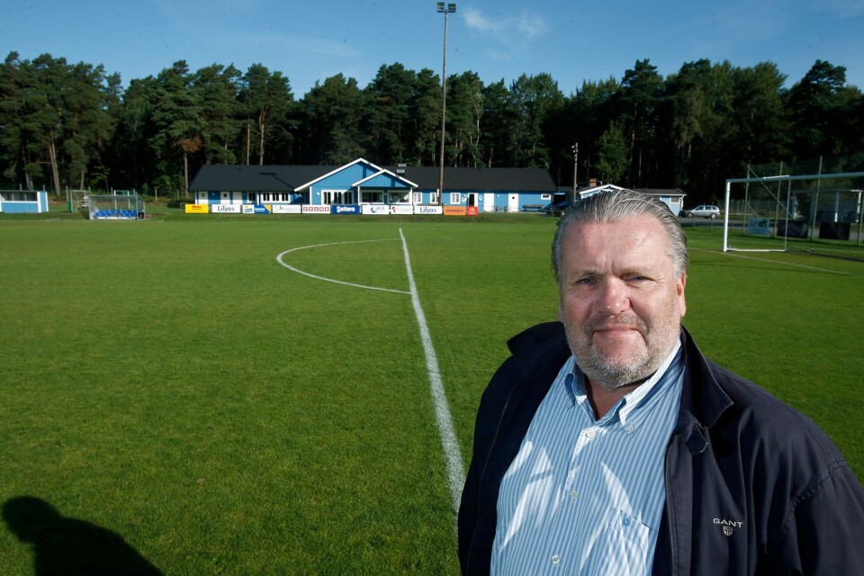 Kalmar FF:s före detta fotbollsordförande B-G Svedjenäs kräver, i ett öppet brev, att KFF-styrelsen avgår.