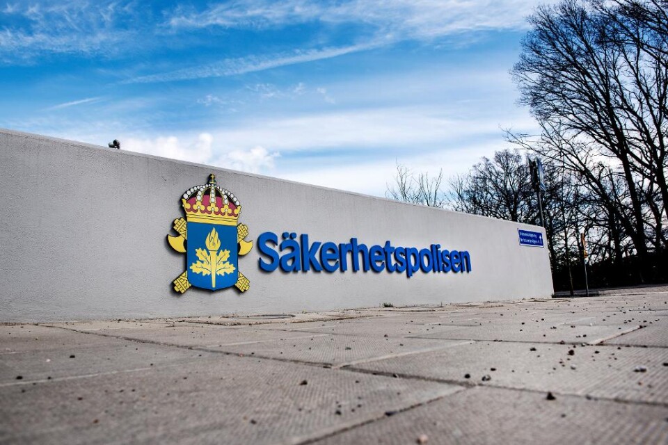 Säkerhetspolisen tar över utredningen om en sprängladdning som detonerade i Tändsticksområdet i Jönköping för en månad sedan, rapporterar lokala medier. - Orsaken är att i det här läget så kan vi inte utesluta att den här explosionen har bäring på vårt