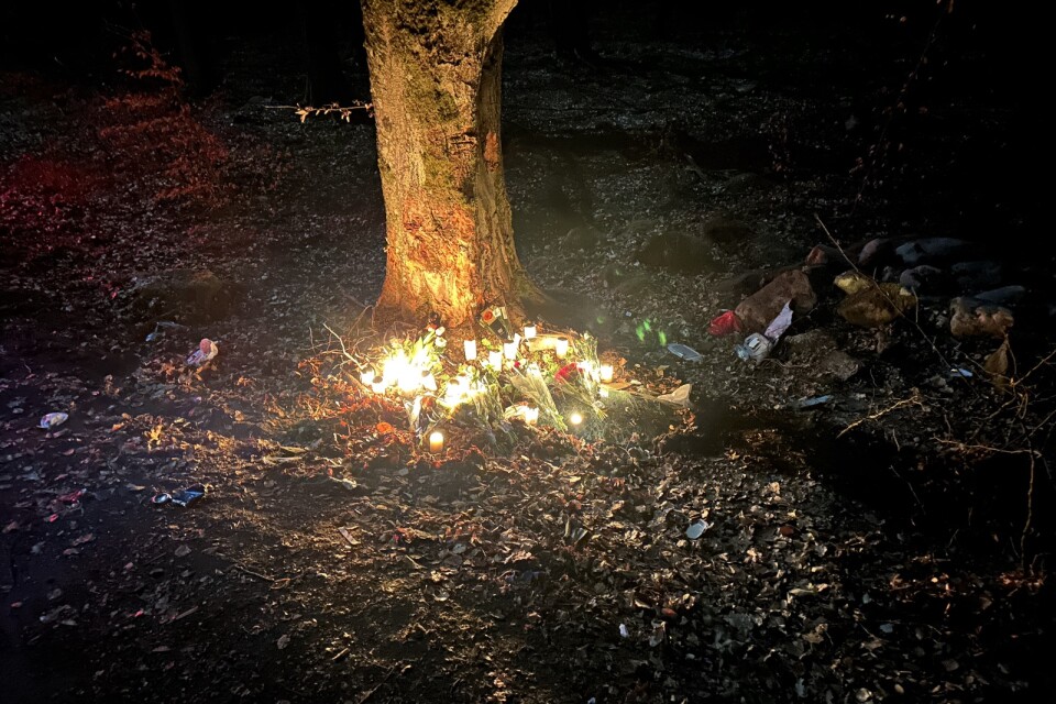 Anhöriga och vänner har tänt ljus och lämnat blommor på olycksplatsen.