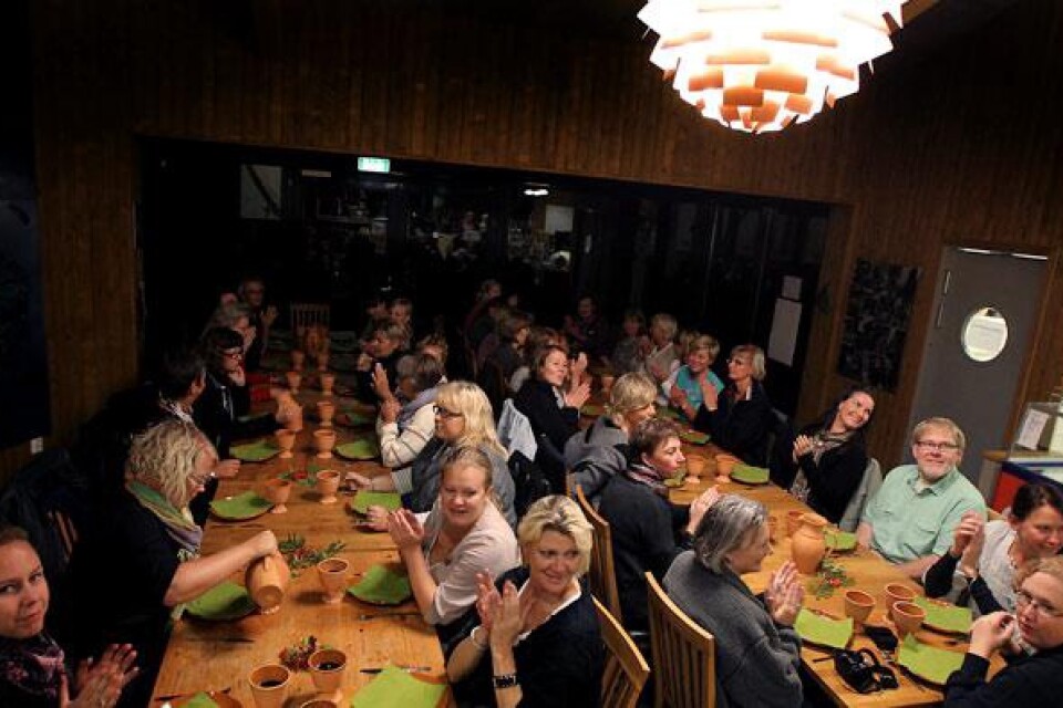 Chefer och personal på Skånes turistbyråer fick igår uppleva en vikingafest på Trelleborgen.