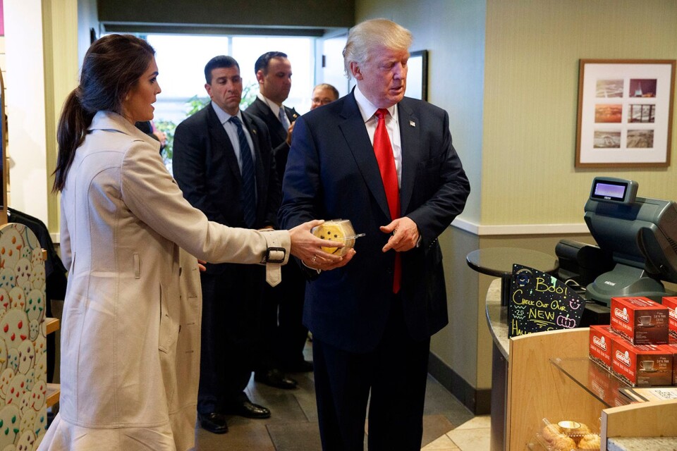 En bild från 10 oktober 2016, före valet: Hope Hicks stod redo ta hand om en gåva som Donald Trump tog emot under ett besök på en restaurang.