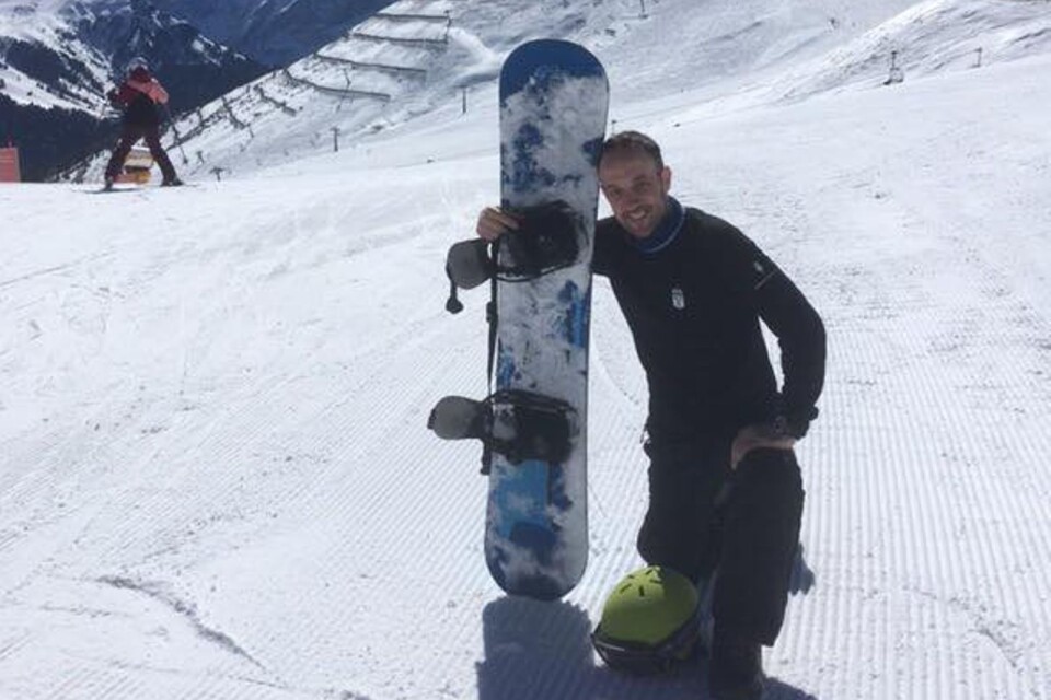 Jonas Almgren ägnade sig enbart åt skidåkning de första dagarna. På onsdagen vågade han testa snowboarden också.
