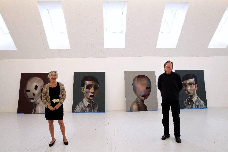Lena och Göran Hellström i den sprilans nya hallen framför Magnus Larssons målningar.