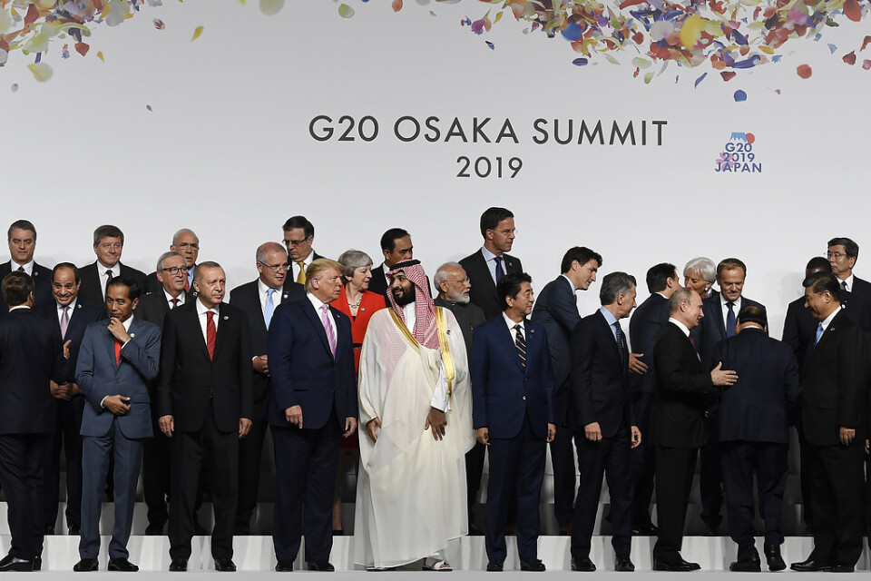 USA:s president Donald Trump och Saudiarabiens kronprins Mohammed bin Salman i mitten och längst fram vid gruppfotot av världsledare från G20-toppmötet i Osaka i Japan.