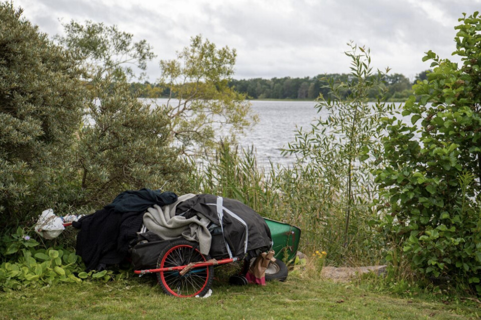 Det är Robinsons plastpåsar, cykelkorgar och en släpkärra fylld med kläder som finns vid Växjösjön.
