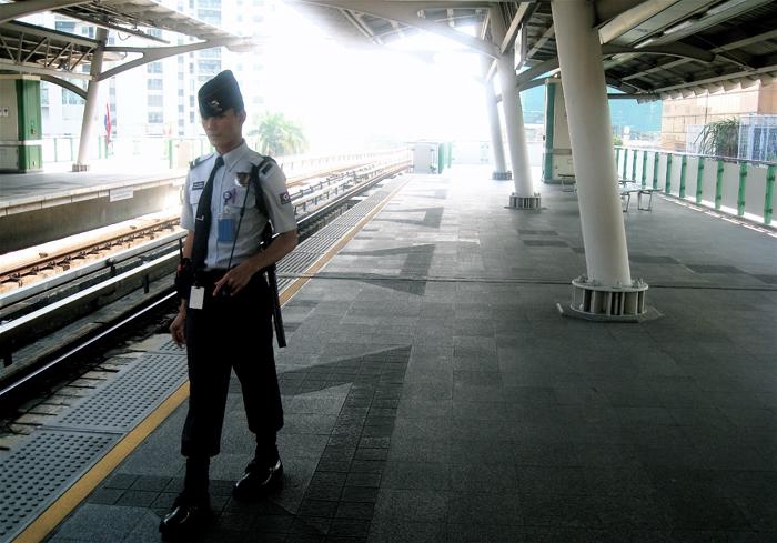 Vem vågar skräpa ner? En tågstation i Bangkok i januari 2008. Fotograf Johan Bengelsdorff.