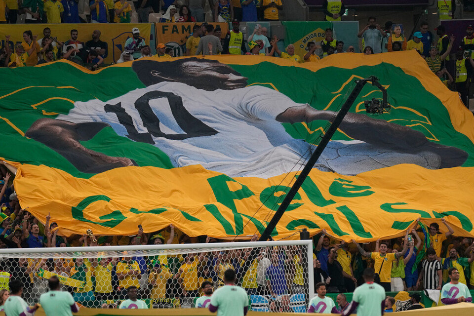 Brasilianska fans skickade välgångshälsningar till den sjukhusvårdade Pelé under landets match mot Kamerum i det pågående fotbolls-VM i Qatar. Arkivbild.