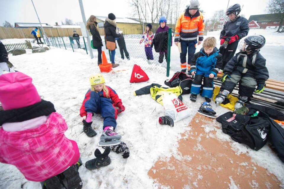 Många skridskosugna. Den egenanlagda isbanan på skolans innebandyplan är ett populärt tillhåll för eleverna på rasterna.