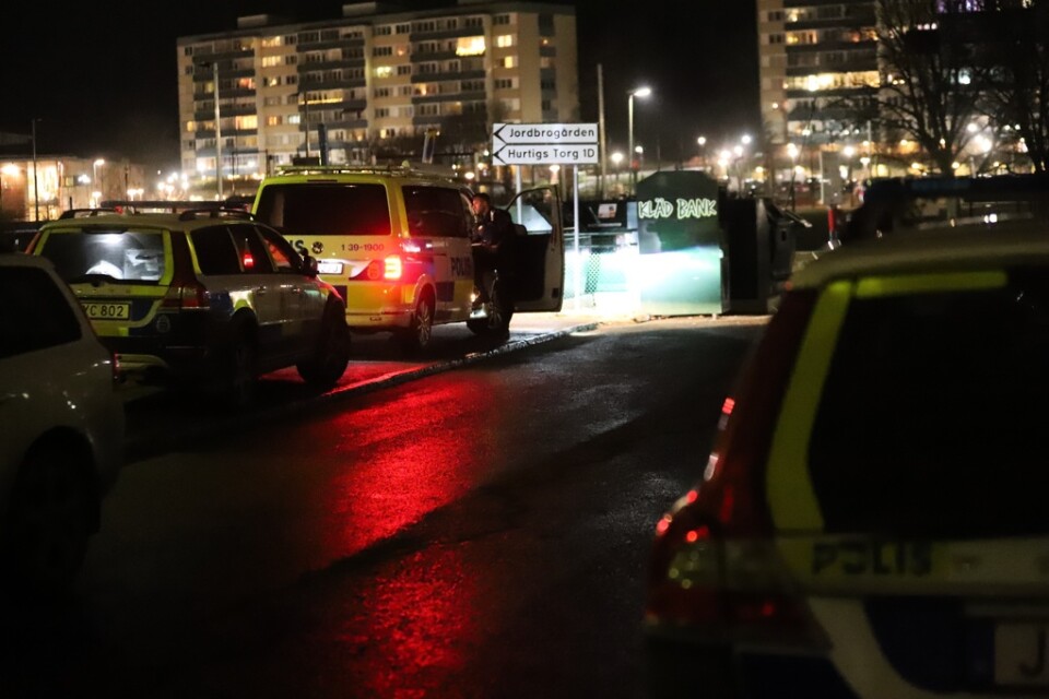 En man sköts i Jordbro i Haninge kommun.