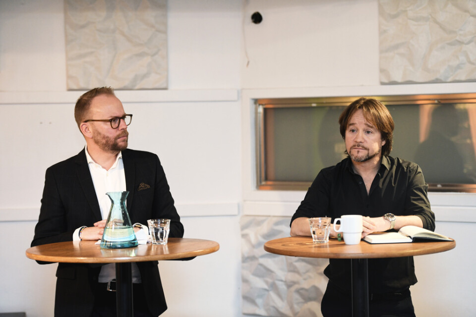 Olof Lavesson, ordförande i styrelsen på Dansens hus, presenterar Johannes Öhman som ny teaterchef och konstnärlig ledare för Dansens hus under en pressträff i Stockholm.
