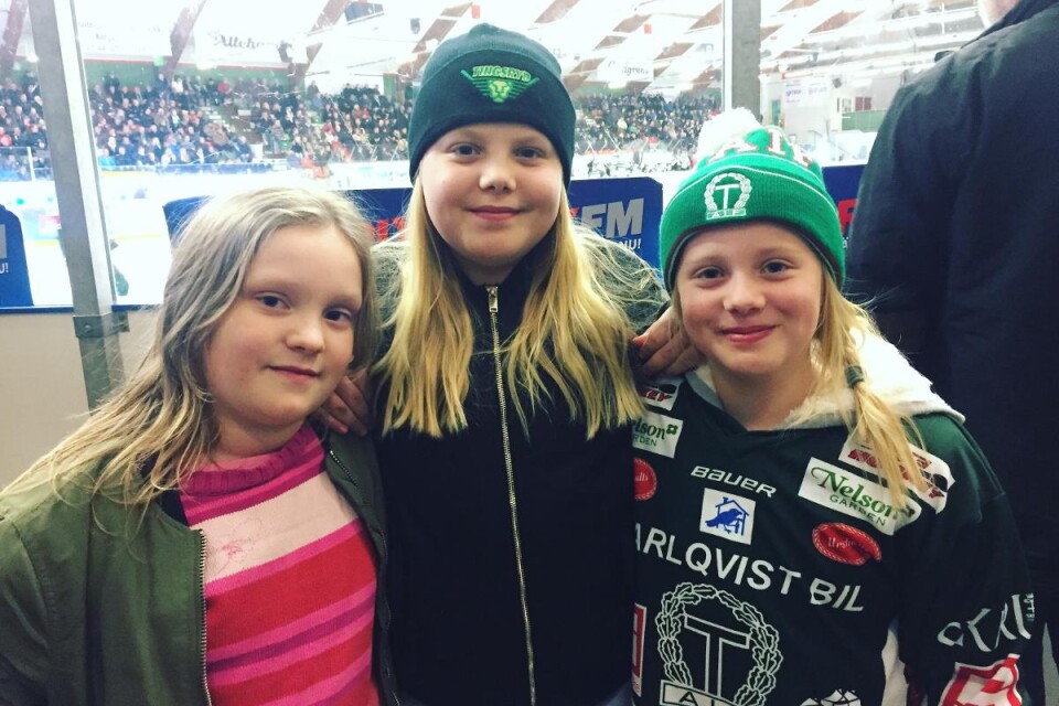 Linnea Bernfalk, Maja Malmhav och Ella Malmhav. Maja: "Det är så kul när de vinner, jag såg min första match när jag var 3 år gammal" Foto: Emma Koivisto