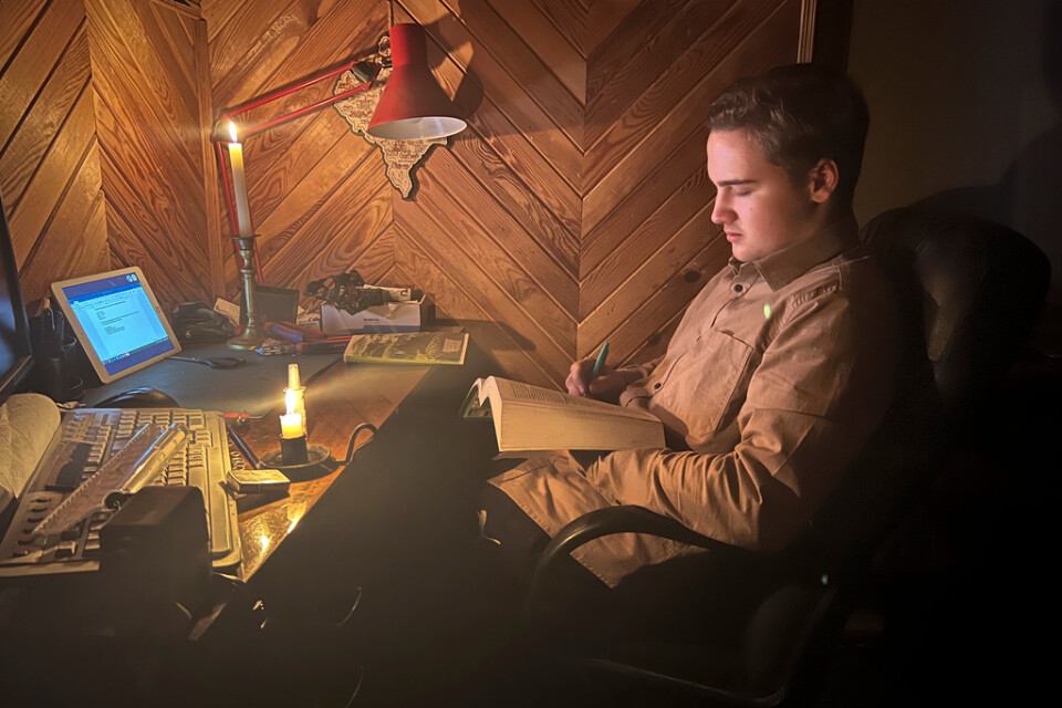 17-årige Danylo följer en biologilektion online i ljuset av stearinljus i byn Start Petrivtsi nära Kiev. Planerade strömavbrott blir allt vanligare.
